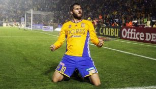 Gignac festeja tras anotar un gol contra Pumas
