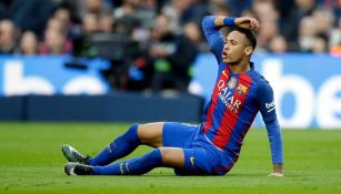 Neymar reclama una falta en el Clásico español