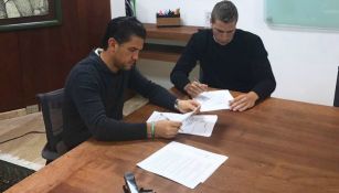 Julio Furch firma su contrato con Santos