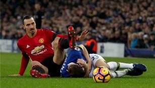 Ibrahimovic y Seamus Coleman en un partido de la Premier League