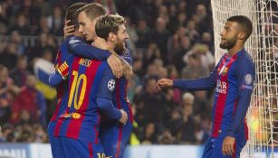 Jugadores del Barcelona festejan un gol