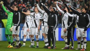 Jugadores del Legia celebran con su afición el pase a Europa League
