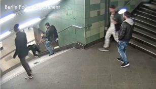 La mujer cae de las escaleras tras ser golpeada