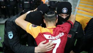 Yasin Oztekin abraza a tres policías tras un gol contra el Gaziantepspor