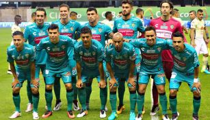 Jugadores de Chiapas posan previo a un juego de Liga MX