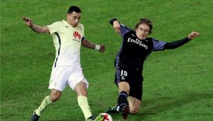 Sambueza y Modric en busca del balón en la Semifinal del Mundial de Clubes