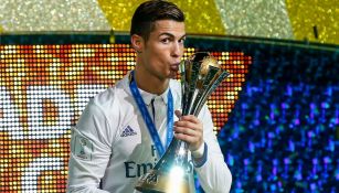 CR7 besa su reconocimiento como mejor jugador del 'Mundialito'