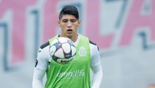 Alan Pulido, durante un entrenamiento con las Chivas