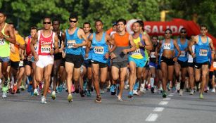 Un grupo de corredores inciando un maratón