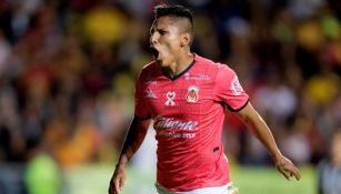 Raúl Ruidíaz celebra uno de sus goles con Morelia