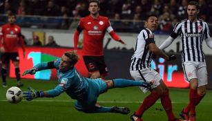 Marco Fabián remata a portería en el juego Eintracht vs Mainz 