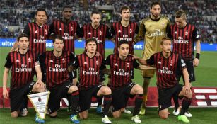 Jugadores del Milan posan para las cámaras antes de un partido