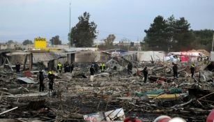 Policías resguardan la zona de la explosión