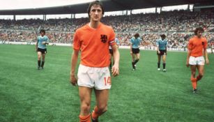 Johan Cruyff porta la playera de Holanda