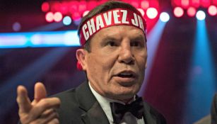 Julio César Chávez en la pelea de su hijo en la Arena Monterrey