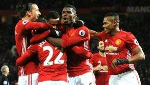 Jugadores del Manchester United celebran el gol de Mkhitaryan