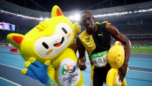 Bolt posa con la mascota de Río 2016 tras ganar una competencia
