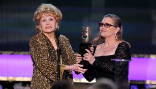 Debbie Reynolds recibe el premio de Screen Actors Guild por parte de su hija, Carrie Fisher (der.), en 2015