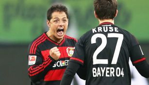 Chicharito festeja un gol con Kruse en el Bayer Leverkusen