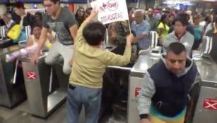 Los manifestantes saltando los torniquetes del Metro Zócalo