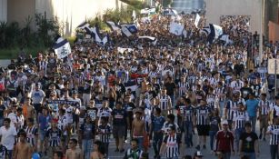 Aficionados de Monterrey caminan rumbo al estadio