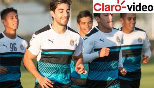 Rodolfo Pizarro corre en práctica de Chivas