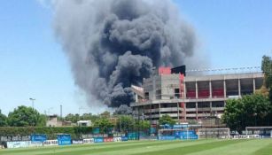 Humo generado por el incendio de una fabrica en Avellaneda, Argentina