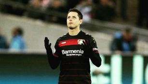 Chicharito durante un partido del Bayer Leverkusen