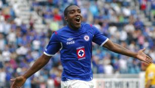 Edixon Perea festeja un gol con Cruz Azul en 201e