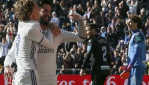 Isco y Modric celebran un gol blanco, ante la mirada de Ochoa