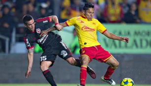 Raúl Ruidíaz pelea el balón en el partido contra Tijuana