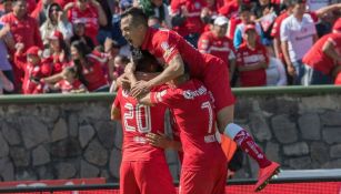 Pablo Barrientos festeja con sus compañeros su gol contra Atlas