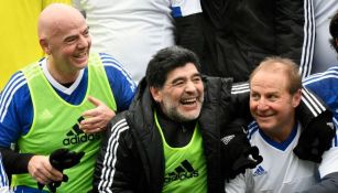 Infantino, Maradona y Jean-Paul Brigger en un partido amistoso de la FIFA