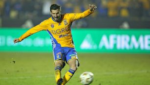 André-Pierre Gignac patea el balón durante un juego de Tigres