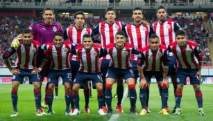 Futbolistas del Guadalajara posan antes de un partido