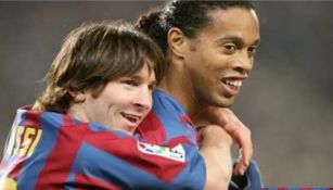  Ronaldinho y Messi celebran durante partido