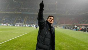 Javier Zanetti saluda a los aficionados