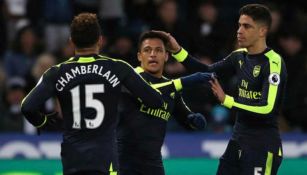 Sánchez, Chamberlain y Pulista festejan un gol frente al Swansea