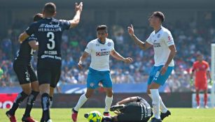 Peñalba se queja con el árbitro durante el partido frente a Pumas