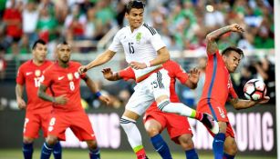 Héctor Moreno busca el balón en el partido contra Chile