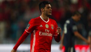 Raúl Jiménez en un partido con Benfica