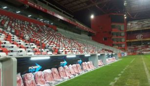 Nuevas bancas del 'nuevo' Estadio Nemesio Diez