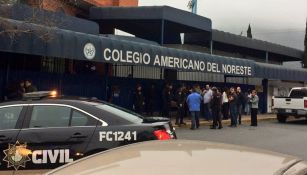 Autoridades llegan al colegio para supervisar la situación 