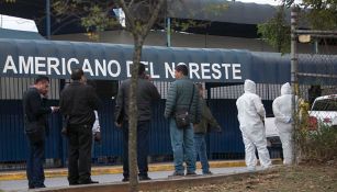 Autoridades, a las afueras del Colegio Americano del Noreste