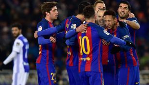 Jugadores del Barcelona festejan el gol de Neymar