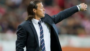 Almeyda da indicaciones a sus dirigidos