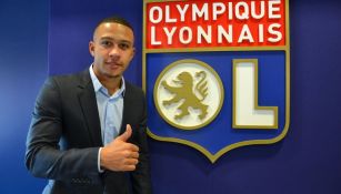 Memphis Depay posa junto al escudo del Olympique de Lyon