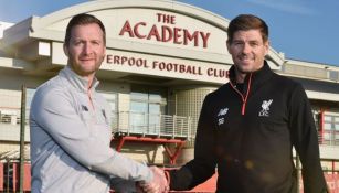 Gerrard es presentado como DT en la academia juvenil del Liverpool