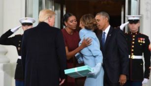 La familia Obama saluda al presidente Donald Trump y a su esposa Melania