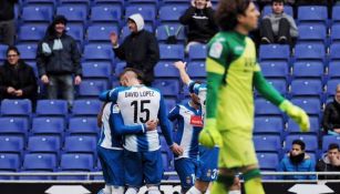 Jugadores del Espanyol celebran un gol ante la mirada de Ochoa